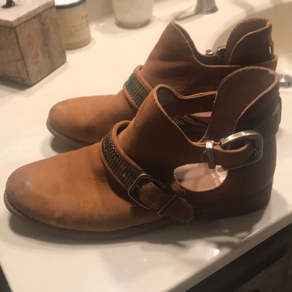 Gianni Bini cut Out Flat Leather Booties size 8.5 - Picture 3 of 6